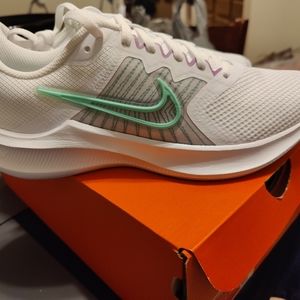 Women's Nike downshifter 11 size 8